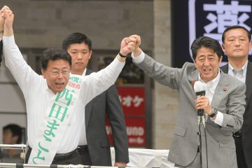 西田まこと候補（埼玉選挙区）（左）の逆転勝利へ支援を訴える安倍首相＝28日　さいたま市
