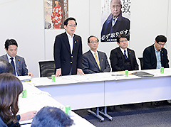 与党WTの初会合であいさつする竹内座長代理ら＝22日　衆院第2議員会館