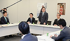 与党ワーキングチームの会合であいさつする竹内座長代理ら＝29日　衆院第2議員会館