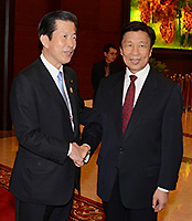 （1）李源潮国家副主席（右）と握手する山口代表＝14日