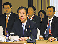 （3）アジア政党国際会 議でスピーチする山口代表＝15日