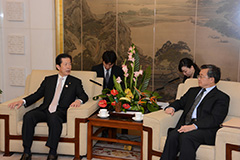 （6）劉振民外交副部長（右）と会見する山口代表＝16日