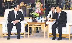 （5）国家開発銀行の胡懐邦会 長（右から3人目）の歓迎を受ける山口代表（左隣）