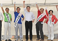 支援を訴える山口代表と山根、田川、ただの、小島の4候補＝2日　福島・郡山市
