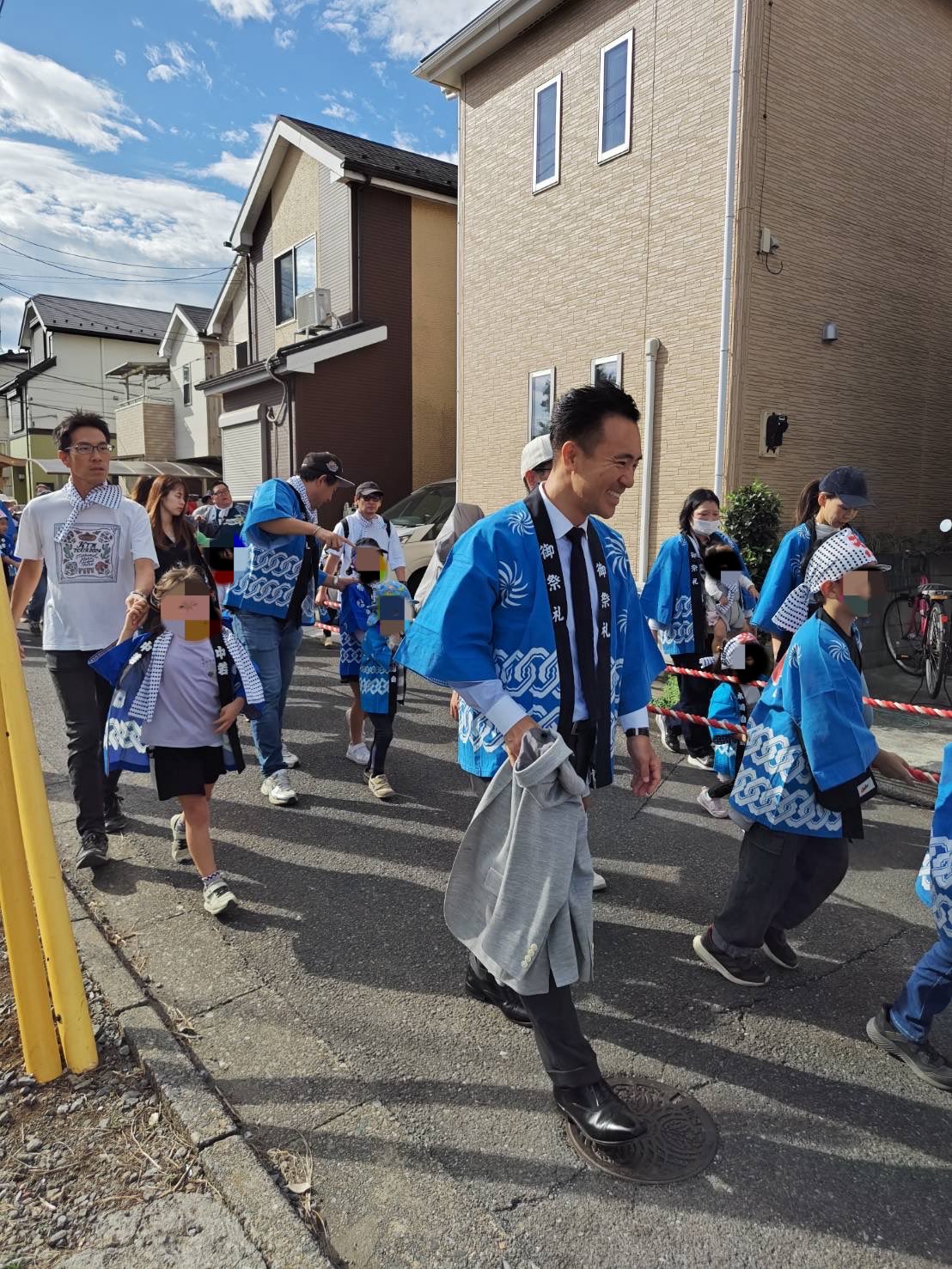 地域のお祭りで、お子さんたちと練り歩き
