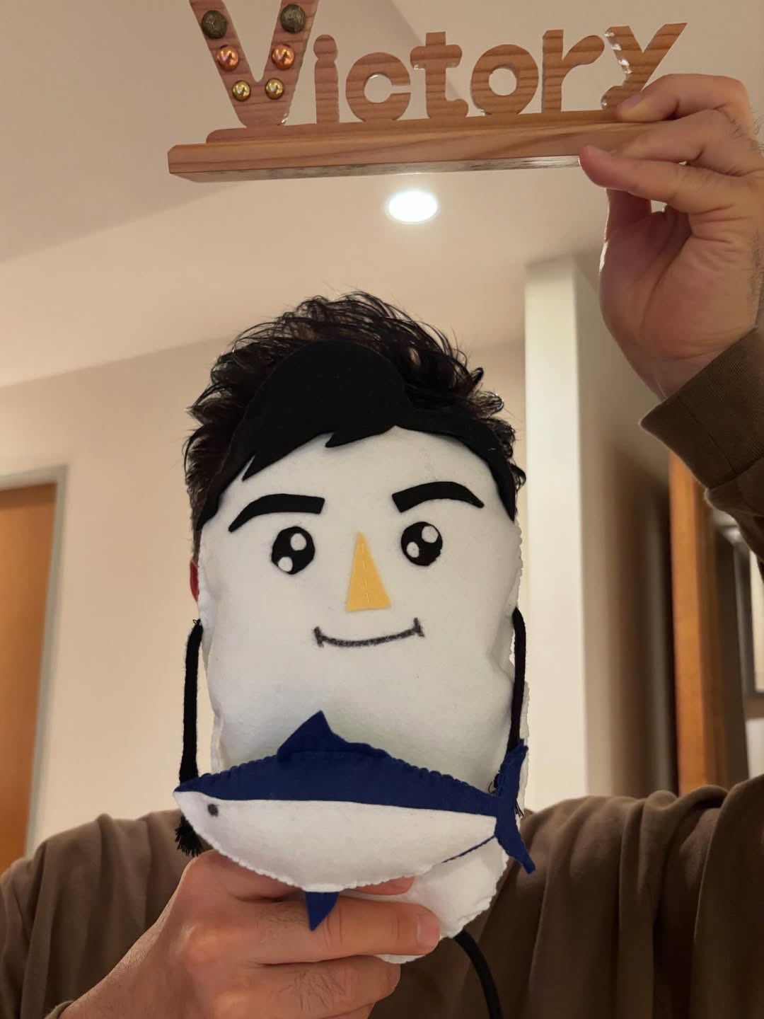 槻の木創家の方から 「VICTORY」と刻まれた木彫りの置物をいただきました