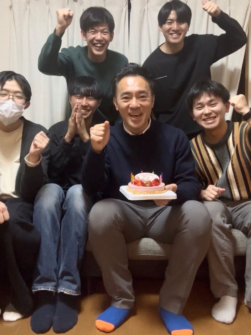 Image for the Tweet beginning: １月１１日　トリプルワン‼️
今日は誕生日　５１歳となりました
たくさんのお祝い、ありがとうございます‼️

1枚目
昨日、所沢にて学生の皆さまと新春企画
「かつおと大喜利！！」やりました
（後日、動画配信予定、お楽しみに）
そこで、なんとサプライズのバースデーケーキ🎂 