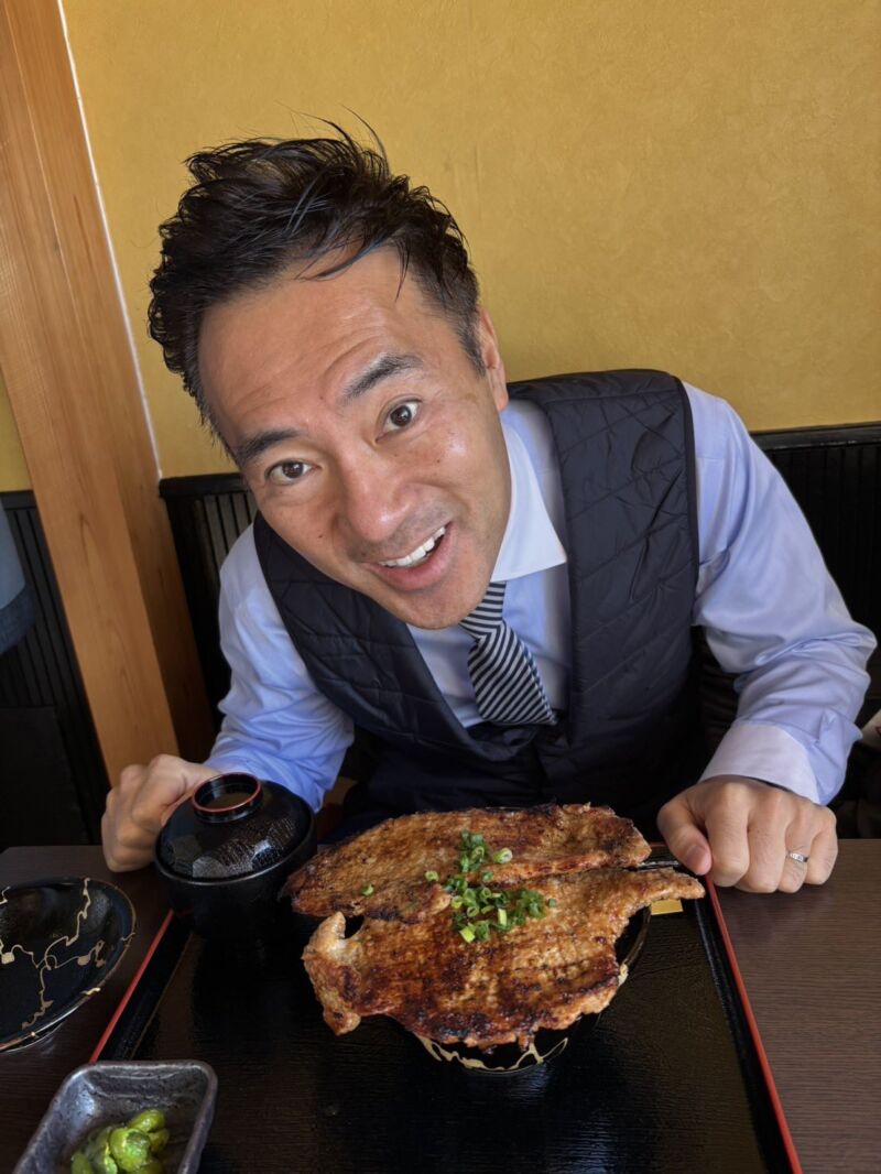 Image for the Tweet beginning: 今日は街頭演説
秩父で青年と語る
世界と日本、秩父の未来について

1枚目
街頭では、世界、日本、秩父の課題を語り、解決にむけたビジョンと、ともに社会をつくりあげようとの呼びかけをしたした‼️

街頭演説の様子は、別に動画であげます

2枚目
秩父ときたら豚味噌丼、ど迫力😳の大きさ、うまさ 