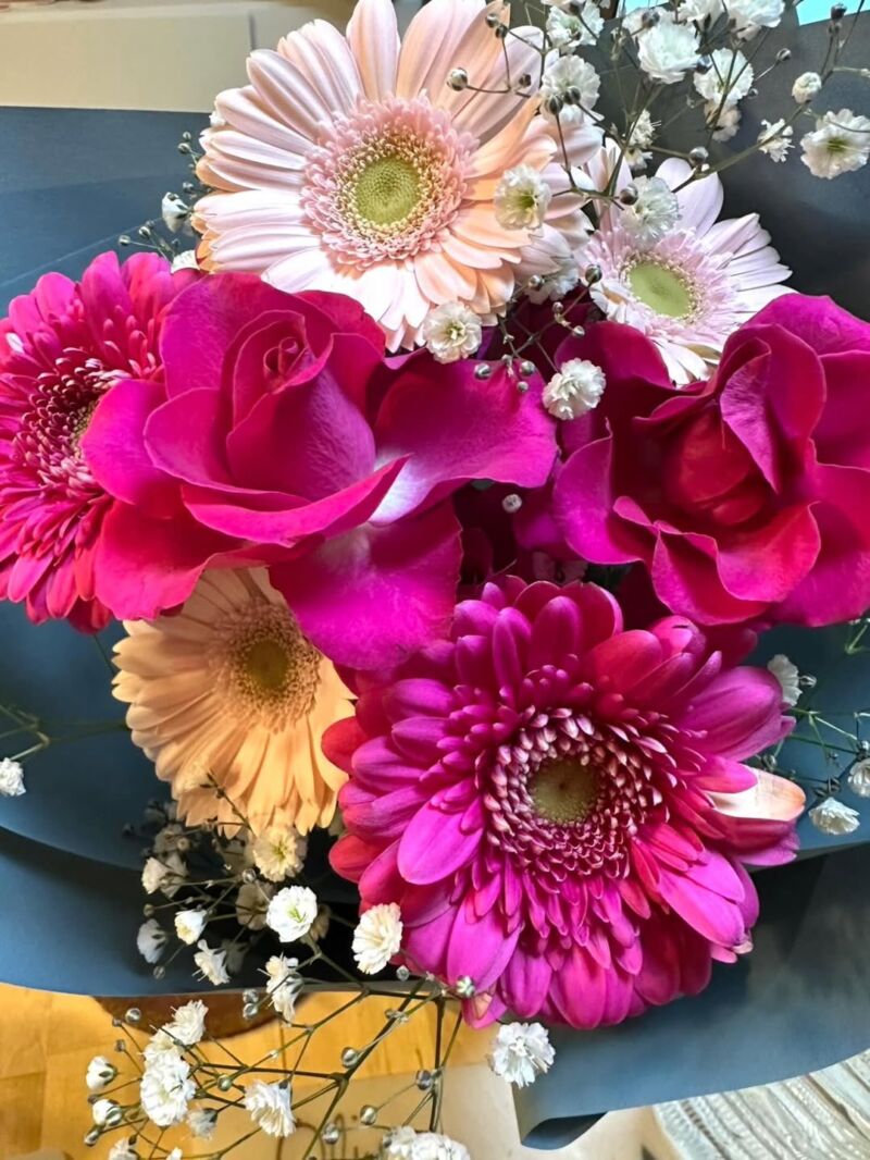 Image for the Tweet beginning: お母さんに花束を

ピンクのバラとガーベラ、あと、かすみ草
花言葉は「ありがとう」

先日、自分の誕生日を迎えたとき、
ふと、花束を送りたくなりました。

元気でいてね

#ありがとう
#元気で
#笑顔いっぱい 