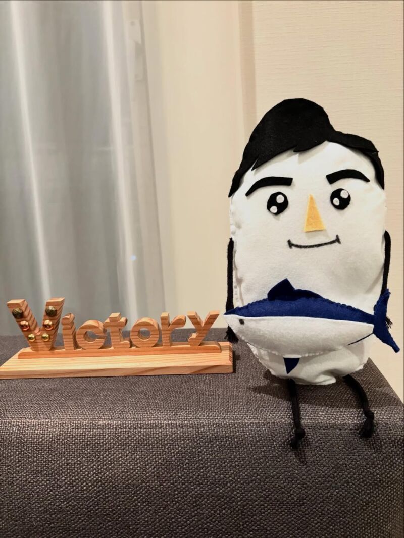 Image for the Tweet beginning: さいたま市　岩槻の木創家の方から
「VICTORY」と刻まれた木彫りの置物をいただきました。

捲土重来 
先日、お会いしたときに私が発したこの言葉が忘れらないと
木工芸のアーティストとして、同じ思いだ、ともどもに頑張ろうと激励のお手紙も。

この力強い
「VICTORY」の言葉とともに頑張ります💪 