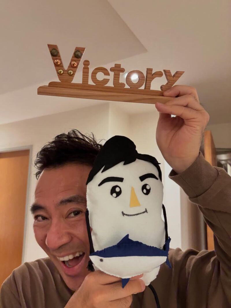 Image for the Tweet beginning: さいたま市　岩槻の木創家の方から
「VICTORY」と刻まれた木彫りの置物をいただきました。

捲土重来 
先日、お会いしたときに私が発したこの言葉が忘れらないと
木工芸のアーティストとして、同じ思いだ、ともどもに頑張ろうと激励のお手紙も。

この力強い
「VICTORY」の言葉とともに頑張ります💪 