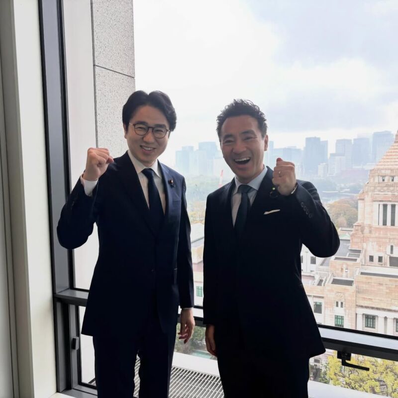 Image for the Tweet beginning: 昨日、都内朝8時からの会合に出席
中道の国重徹議員も一緒でした。

司法試験を一緒に勉強した仲間

すごく大事だけど、でも、法的に複雑で難しい、話題にもならないような案件も一手に引き受け、あらゆる人と対話しまとめていく、尊敬すべき同僚 