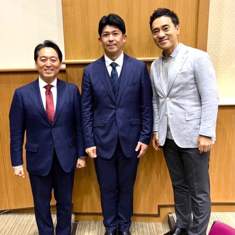 Image for the Tweet beginning: 久しぶりに母校へ！！

学年全体での同窓会、
懐かしい顔、顔、顔😌

色々いじられながら（笑）
でも、しっかり励ましてもらいました。

校歌をみんなで歌いました
「英知をみがくは何のため」「平和をめざすは何のため」
「何のため」を常に忘れずに

２次会も100人以上が参加 