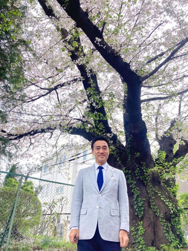 Image for the Tweet beginning: 今年1月に税理士登録をしました

税理士バッジは桜🌸の花がモチーフです
桜の前で一枚

昨日は所属する浦和支部の例会でした❗️
令和８年度税制改正などについて２時間ほど勉強
実務家の視点からみると、より深掘りできます🧐

左目が１ヶ月ほど腫れていて、、、
霰粒腫（さんりゅうしゅ）とのこと 