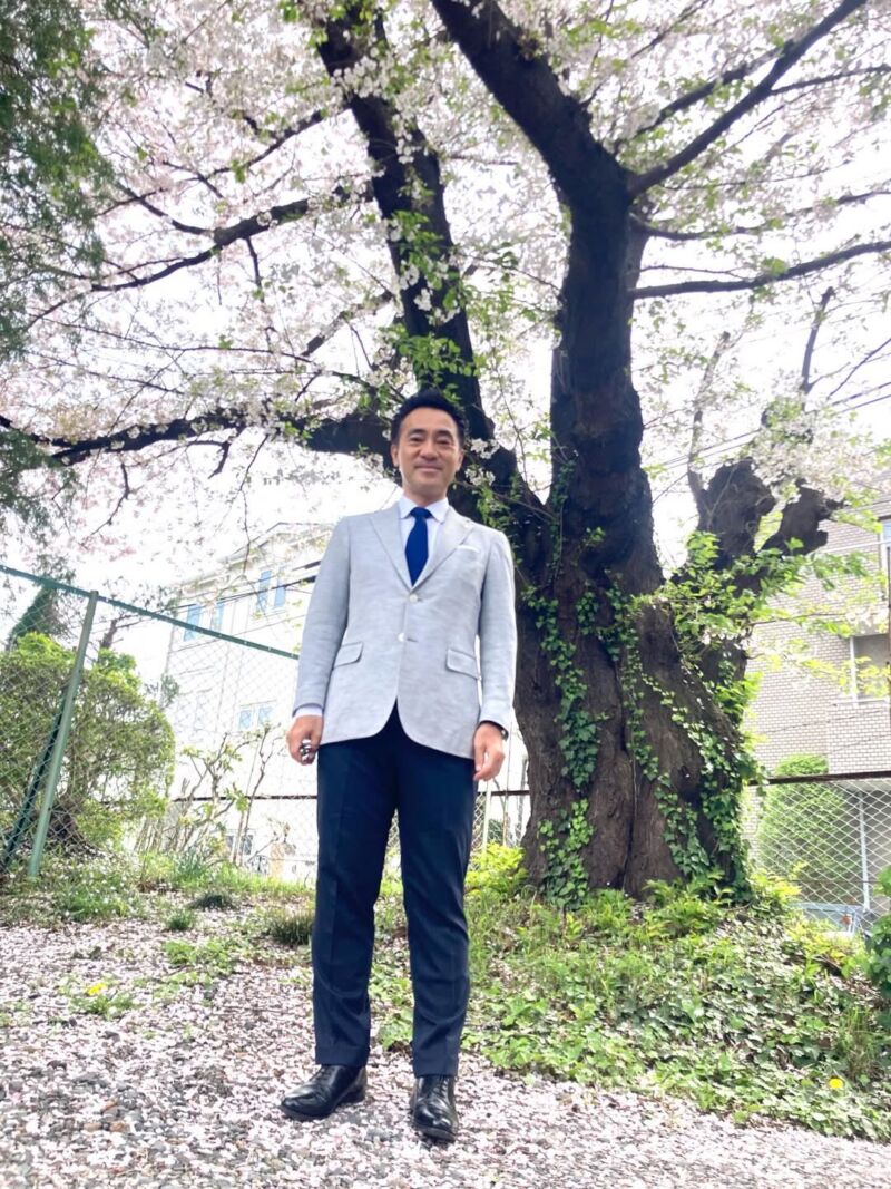 Image for the Tweet beginning: 今年1月に税理士登録をしました

税理士バッジは桜🌸の花がモチーフです
桜の前で一枚

昨日は所属する浦和支部の例会でした❗️
令和８年度税制改正などについて２時間ほど勉強
実務家の視点からみると、より深掘りできます🧐

左目が１ヶ月ほど腫れていて、、、
霰粒腫（さんりゅうしゅ）とのこと 