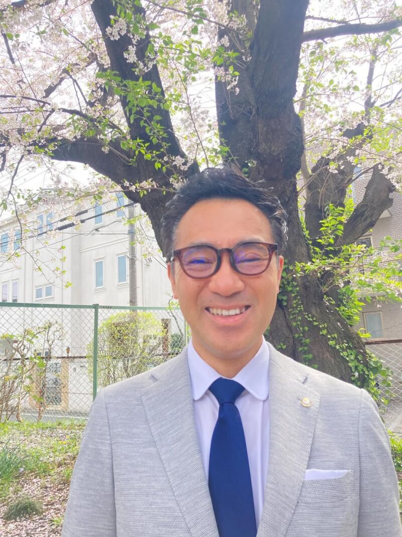 Image for the Tweet beginning: 今年1月に税理士登録をしました

税理士バッジは桜🌸の花がモチーフです
桜の前で一枚

昨日は所属する浦和支部の例会でした❗️
令和８年度税制改正などについて２時間ほど勉強
実務家の視点からみると、より深掘りできます🧐

左目が１ヶ月ほど腫れていて、、、
霰粒腫（さんりゅうしゅ）とのこと 