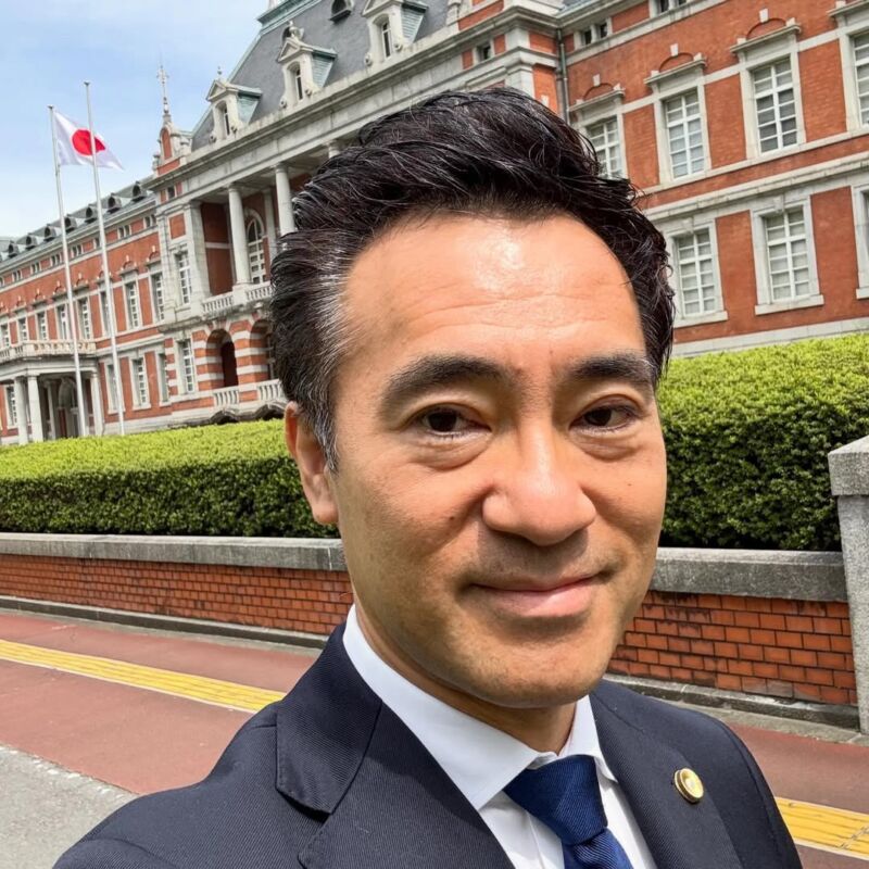 Image for the Tweet beginning: 今日は法廷へ
はじめての東京高等裁判所、少し緊張

#矢倉かつお
#弁護士バッジ 
#法務省赤レンガ棟 
#頑張ってます 