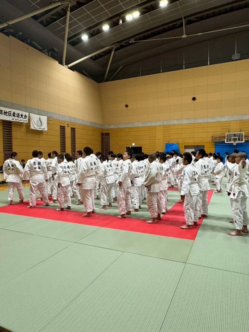 Image for the Tweet beginning: 地域の柔道大会に来賓として

実は、私、これでも柔道🥋初段です

礼にはじまる柔道
相手があってはじめて自分を高められる、
相手があって自分がある
そんな自他とも認めあう姿勢を大事に、
今日の試合を通じて友情を深めあってください、怪我なく

そう挨拶しました

照喜納弘志さいたま市議も参加 