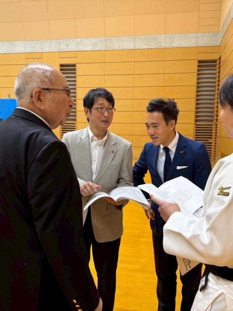 Image for the Tweet beginning: 地域の柔道大会に来賓として

実は、私、これでも柔道🥋初段です

礼にはじまる柔道
相手があってはじめて自分を高められる、
相手があって自分がある
そんな自他とも認めあう姿勢を大事に、
今日の試合を通じて友情を深めあってください、怪我なく

そう挨拶しました

照喜納弘志さいたま市議も参加 