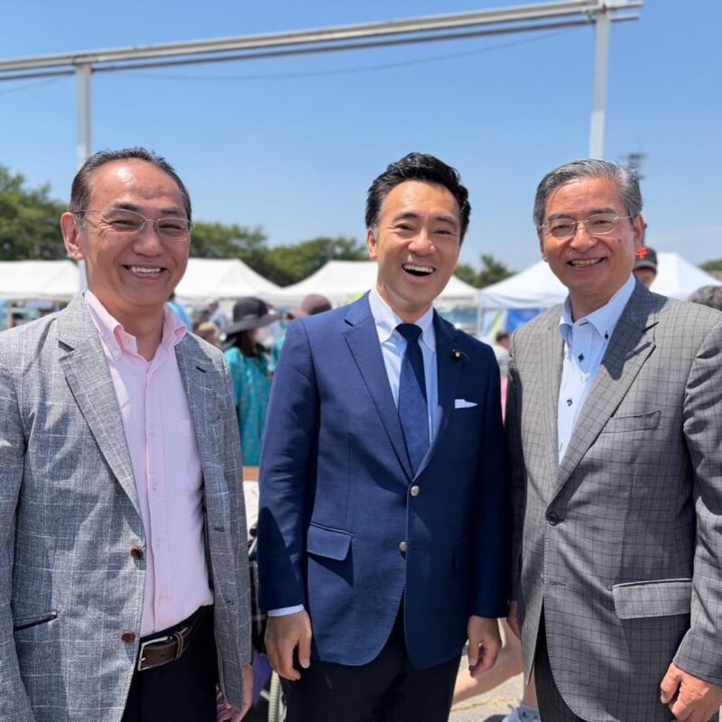 Image for the Tweet beginning: 重い障害があっても「働きたい」
その思いを実現し、支援していく埼玉福祉事業協会さんのフェスティバルに参加、挨拶

「皆さんの笑顔が全ての人の笑顔です」

参議院議員を勇退された山本ひろしさんにお会いしました！

私もよく知る、輝HIKARIの金子訓隆さんとともに、全国をまわり、 